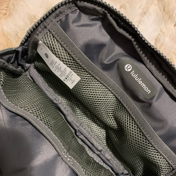 Everywhere Belt Bag - Green Pastel - Picture 4 of 5